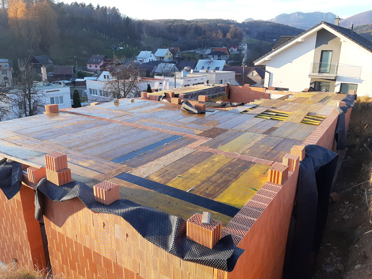 Stropné debnenie pripravené pred betonážou